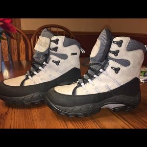 Cabela’s woman’s snow boots size 10